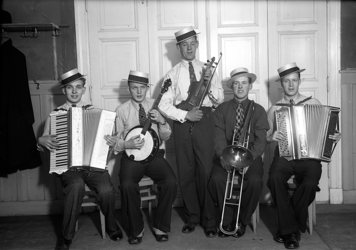 Fem män med två dragspel, en banjo, en fiol, en trombon i ett Föreningshus intill Bostäderna som ägdes av Tändsticksfabriken i Jönköping? Från vänster John Börjesson, Gustav Johansson, Sven Bergkvist, Bengt Schön, Sven Börjesson.