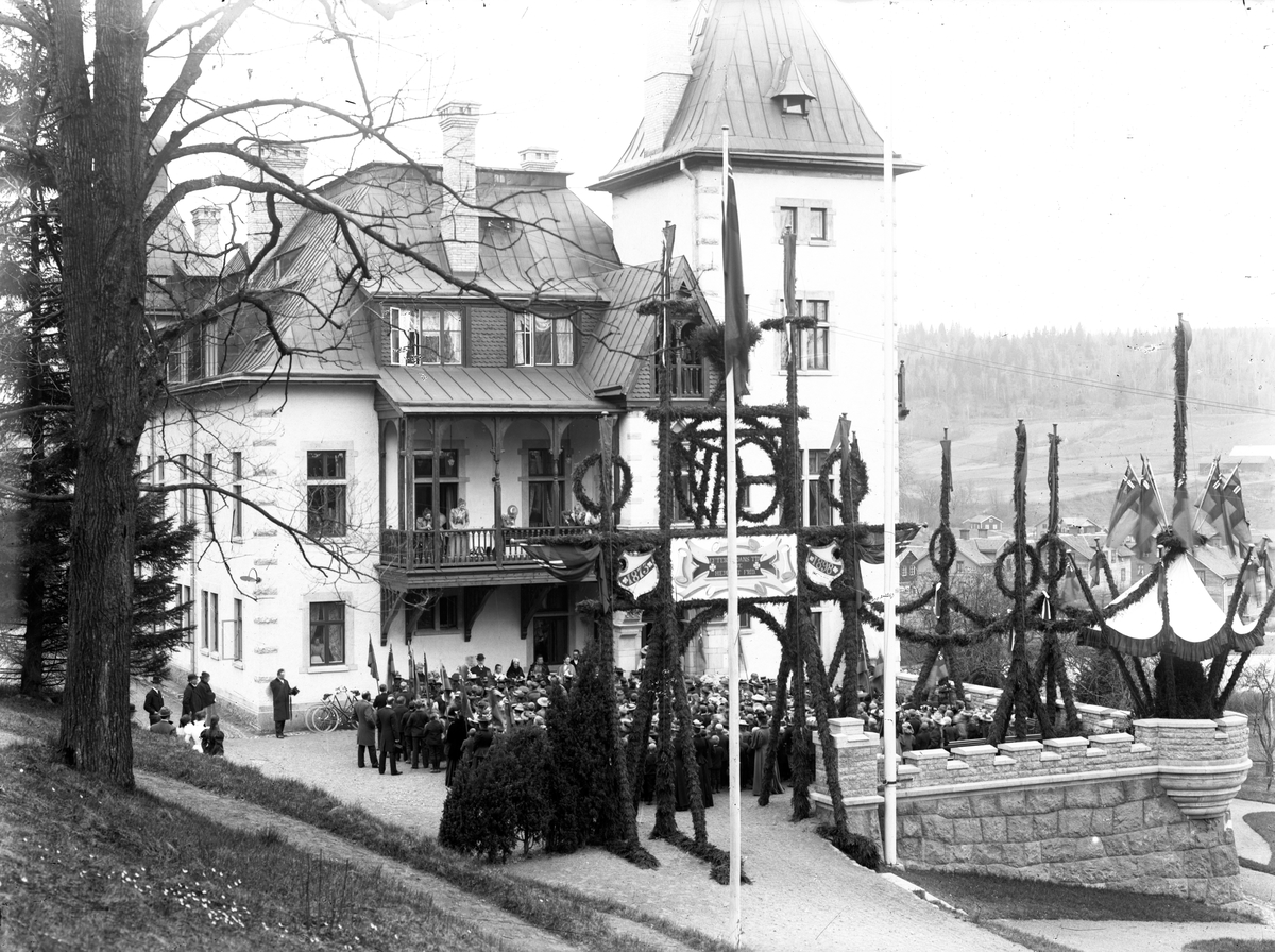 Ett 25-års jubileum, 1873-1898, firas vid Slottsvillan i Huskvarna. Huset vid Hakarpsvägen uppfördes 1896 i engelsk stil åt Husqvarna Vapenfabriks direktör Wilhelm Tham.