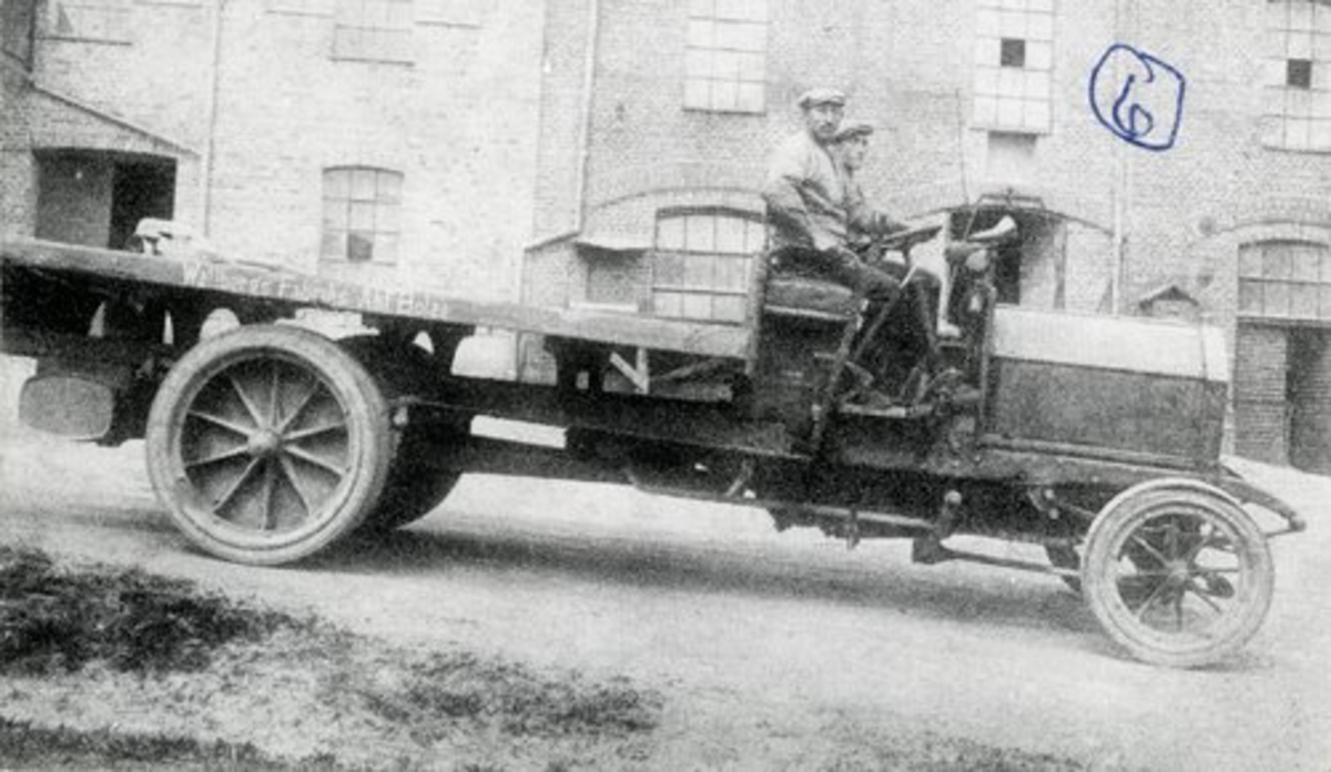 Halmstad. Slottsmöllan, Wallbergs Fabriks AB. Slottsmöllans första bil, stora bilen, som tog last av 5 000 kg.