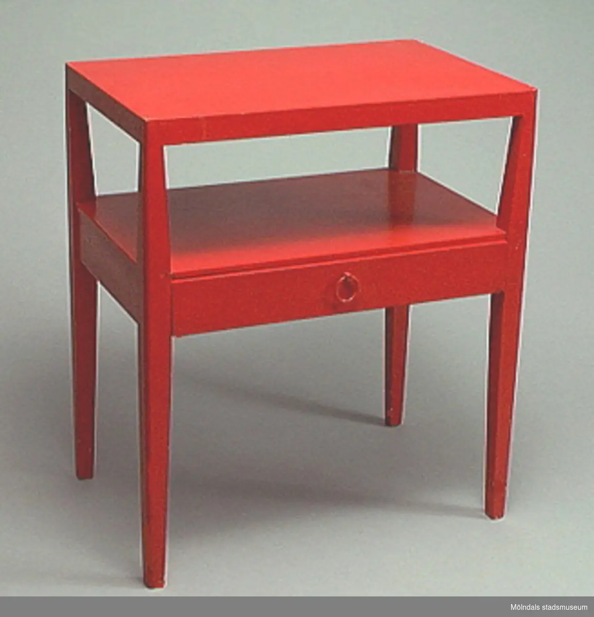 Rödmålat sängbord med utdragbar låda och underhylla