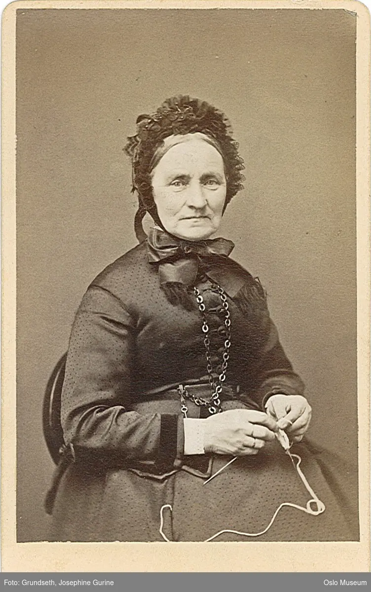 portrett, kvinne, sittende halvfigur, strikketøy