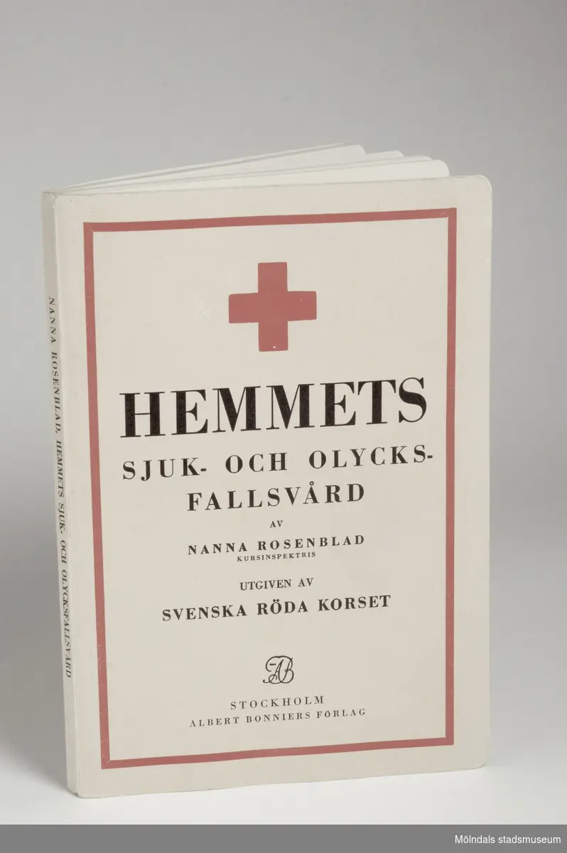 Hemmets sjuk - och olycksfallsvård av Nanna Rosenblad, utgiven av Svenska Röda Korset.Tryckt: Albert Bonniers Boktryckeri Stockholm 1940.