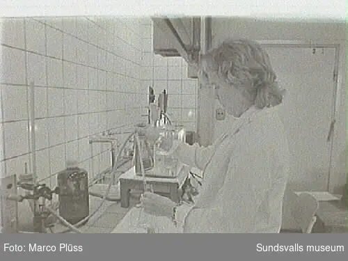 Stockviksverken. 03-24 Utvecklingslabbet, compound-försök, 28-31 Silos för PM fabriken. Mannen på första bilden är Bertil Hedvall.