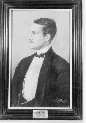 Porträtt, målad av Clara Lenz 1909, föreställande direktör
Hans Lagerlöf, New York (född 1880 död 1952). Svart ram med guldkant
innerst. Porträttregistrerad.