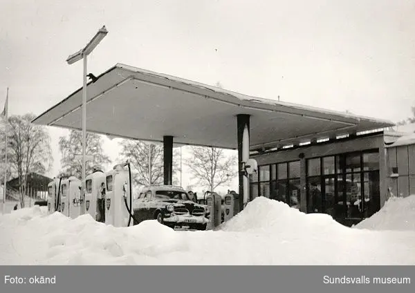 BP:s bensinstation, Norrmalmsgatan 12, Sundsvall. Föreståndarna hette i tur och ordning Einar Strööm, Evert Åkerberg, Ulf och Monica Andersson. Volvo Amazon vid pumparna.
