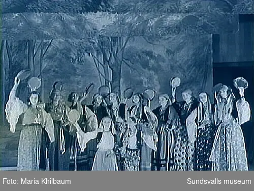 Barnens Dag-firande i Sundsvall 1936. Teaterföreställning. Ekipagen i Barnens Dag-paraden vid Järnvägsparken och Strandgatan, på väg in mot Storgatan.