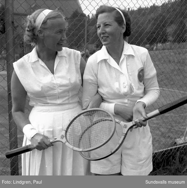 Två kvinnliga tennisspelare.