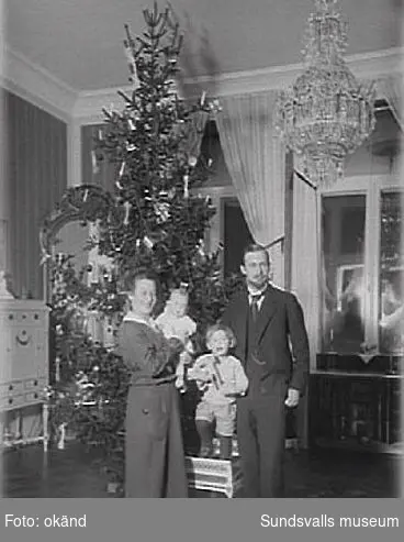 Förmodligen Lennart och Pussi Norström med barnen, Clas Fredrik Hans Thorsten f 1915 och hans syster Sigrid Alma Louise f 1917. Lennart Norströms mor Alma Cecilia Norström var född Bünsow.