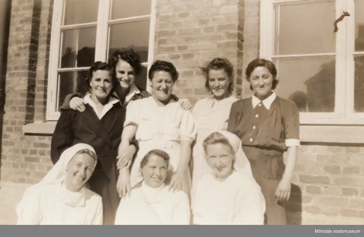 "Karantänsförläggning" på Kvarnbyskolan för överlevande från koncentrationsläger i Tyskland och Polen 1945.  
Skolan fungerade under denna sommar som beredsskapssjukhus.

Fem kvinnliga patienter och tre sköterskor.