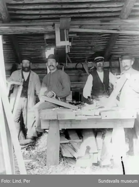 Alby 1898. Snickare som arbetar inomhus.