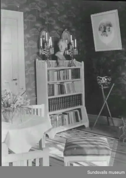 Familjebilder från album som tillhört tullförvaltare Carl Fjellström (Sundsvall) med familj. Arkitekt Gustaf Hermansson var gift med systern Sigrid Fjellström. Familjen hyrde sommarbostad i Tynderö.