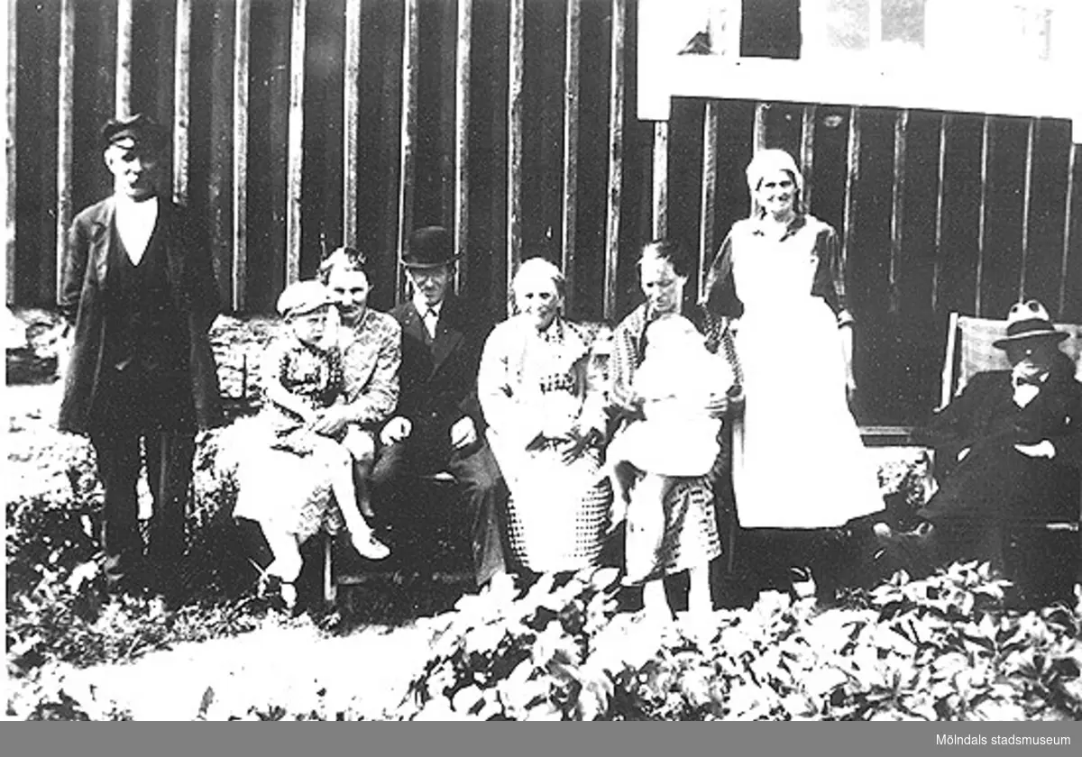 Annestorp i Lindome. Porträtt av en familj.