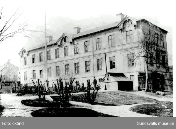 Lindgrenska arbetsinrättningen och senare Holmgården, nerbrunnet maj 1999, användes efter sjukhus och äldrevård till konstnärsateljéer för bl.a. gruppen Lustrum.