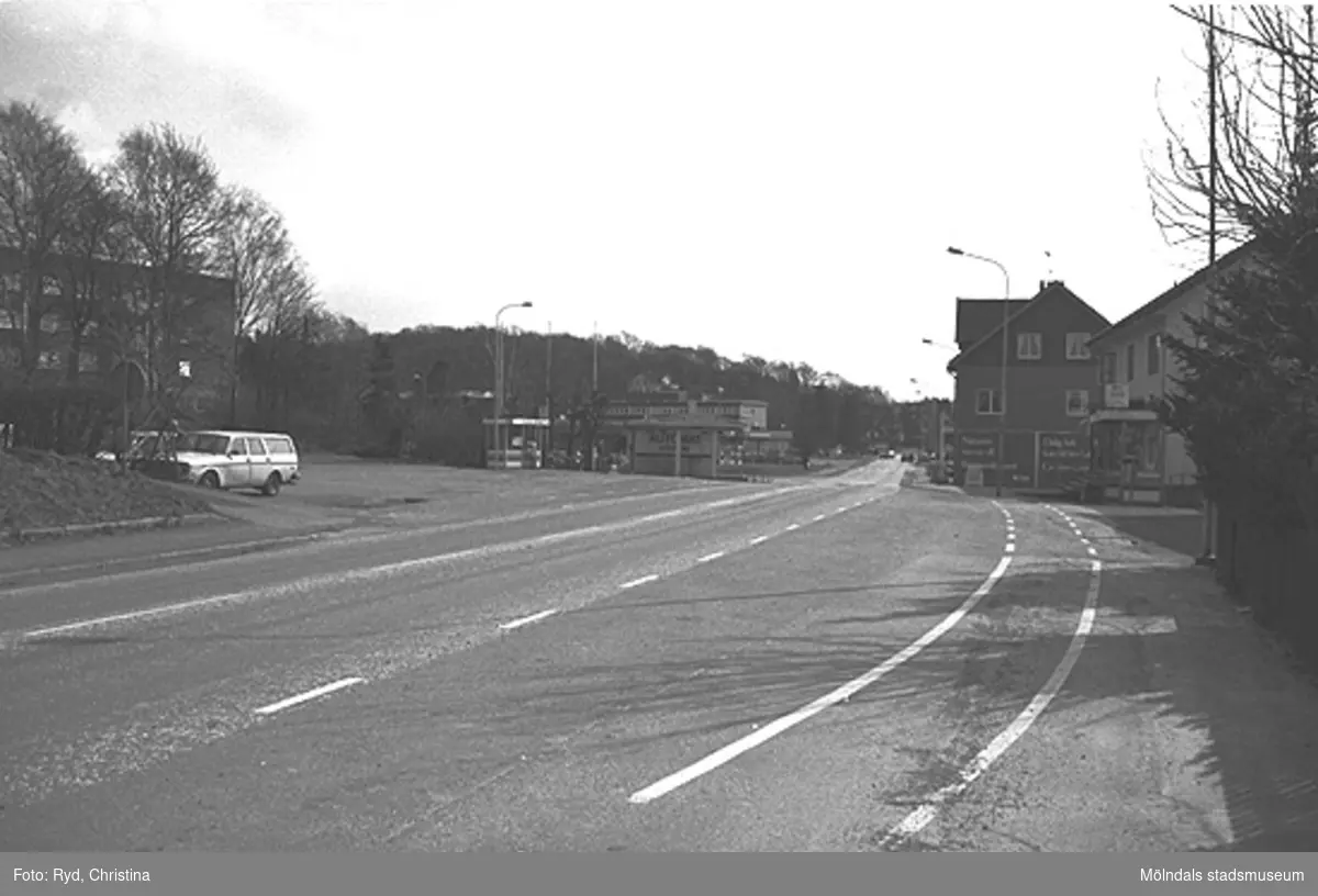 Gamla riksvägen i Kållered, mot bensinstationen på Gamla Riksvägen 61. Bilden är tagen 1991.