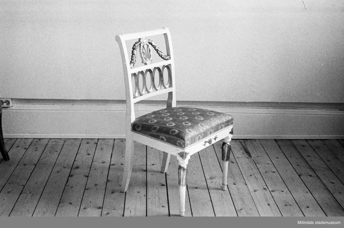 En stol tillverkad av Johannes Andersson i Lindomeby, cirka 1800. Modellen kallas för "Nollstol".