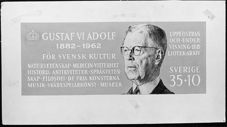 Frimärksförlaga till frimärket Gustaf VI Adolf 80 år, utgivet 10/11 1962. Gustaf VI Adolf (1882 - 1973). Textförslag utförda av Erik Linné (1905 - ). (I Postmusei samlingar). Foton 18/12 1962. Gouache. 26,9 x 50 (15,8 x 41). Valörer 35 + 10 öre.
