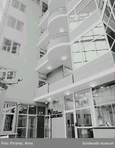 Folksams kontorsbyggnad, kv Badhuset, Badhusparken/Fabriksgatan. Byggnaden var inflyttningsklar i början av 1991, ritad av White Coordinator Arkitekter (Sten Imbeg och Eva Berg), med BPA som generalentreprenör.