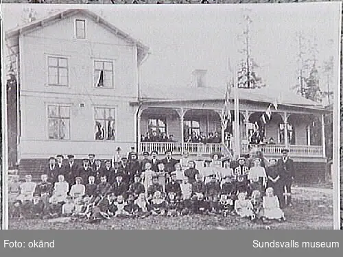 Gruppbild i samband med festligheter i logen Livräddningsbojen, som var verksamma under åren 1880-1956. I bakgrunden logebyggnaden Idyllen, Svartvik.