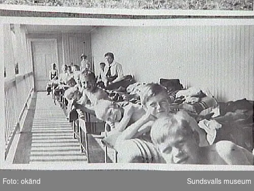 Nedbäddade i sängarna skulle de tuberkulösa barnen inhämta frisk och stärkande luft.