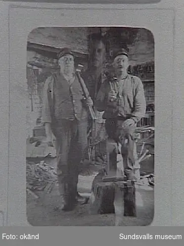 Smedjan vid Hörningsholms sågverk omkring 1927. Fr v släggdrängen Josef Lindström från Småland och  smeden G V Lindström.