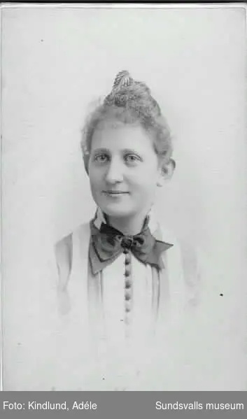 Ateljéfoto av Thyra Wessblad i vinterkappa. Hon var född 1870 och dog 1904,syster till Hulda och Astrid,  dotter till disponenten vid Utskänkningsbolaget, W6-brodern m m J G Wessblad