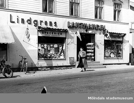 Lindgrens Lanthandel på Gamla Riksvägen 42 i Kållered, 1940-tal. Byggnaden finns kvar än i dag.