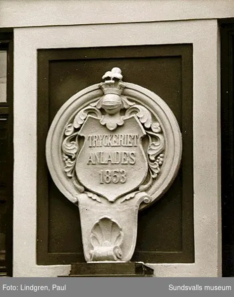 Tryckeribolagets lokal på Rådhusgatan 19 -Trädgårdsgatan 20. Sundsvalls-Posten utgavs härifrån från 1891 till 1961.
Exteriör och fasaddetaljer.