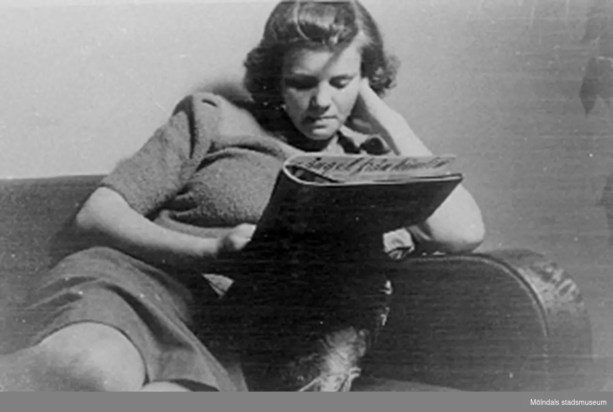 Lilly läser, cirka 1946 - 1947. Lilly var gift med Karl Nygren som har fotograferat. Fotot är från deras hem.