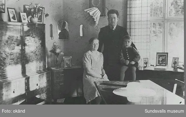 Olga (f. 1914), Sven (f. 1913) och Birger (f. 1940) Edlund i hemmets vardagsrum, Åsgatan, Skönsberg, 1942.