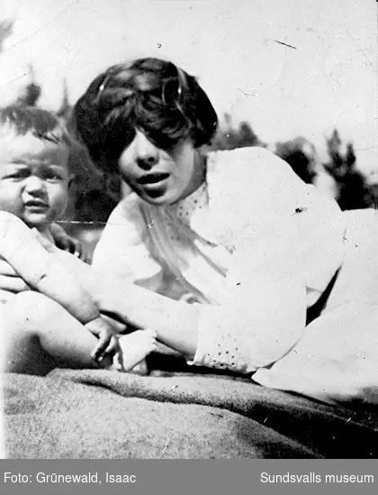 Sigrid Hjertén med sonen Iván Grünewald (f. 1911), 1912.
