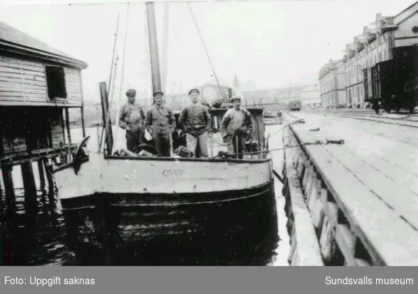 Båten Gnarp vid kajen i Hudiksvall.