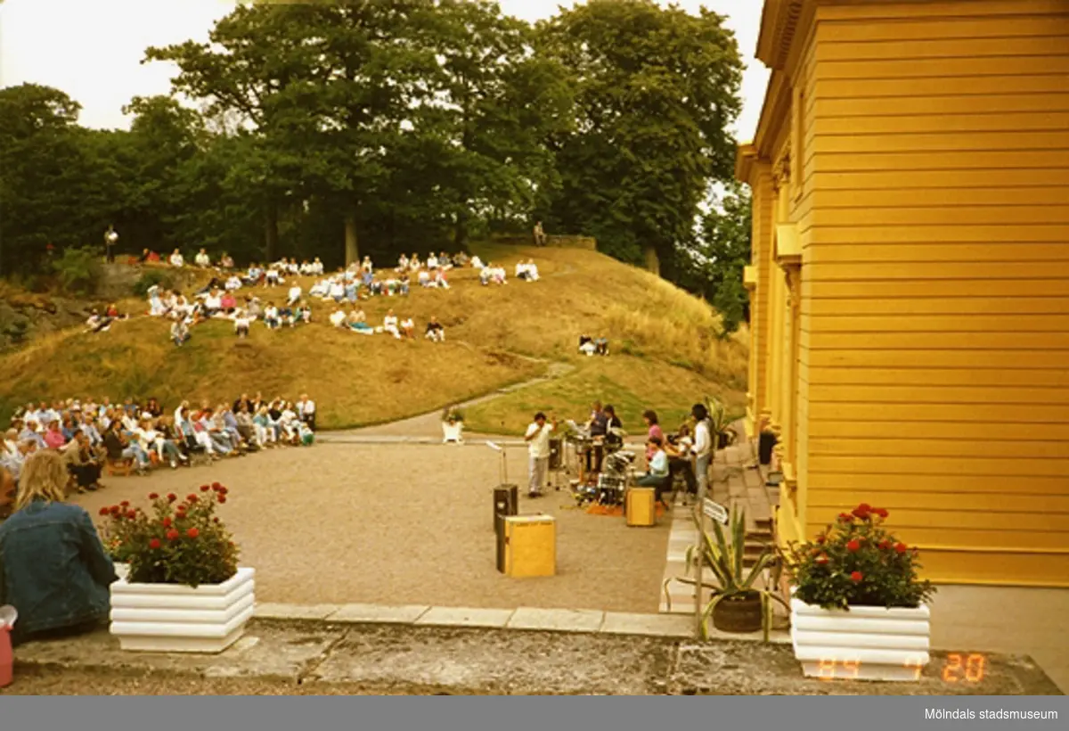 Konsert inför publik framför slottet och med Floras kulle som bakgrund.