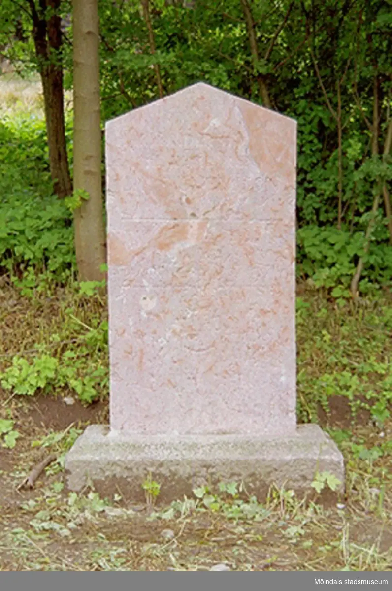 Hejderidarens gravsten som är flyttad cirka 100 meter från ursprungsplatsen. Den står nu öster om järnvägen på Rallarbergets västsluttning. Hör ihop med: 2002_0616 - 0619.