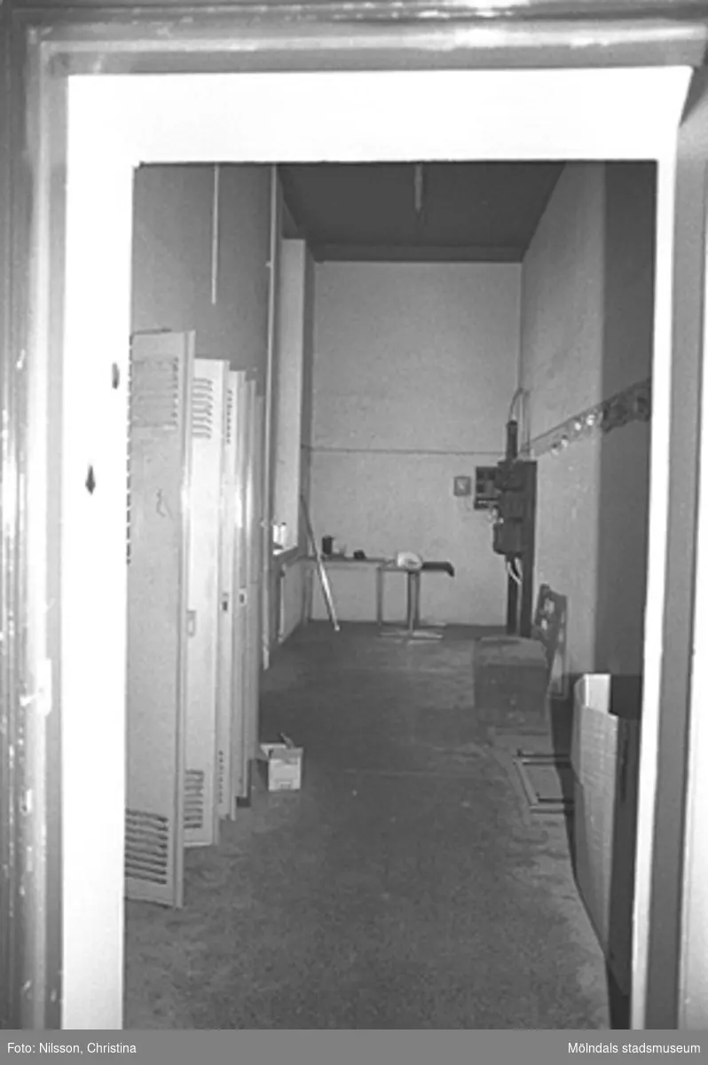 Till vänster ses klädskåp i en korridor, August Werners fabriker i Lindome, hösten 1994.
