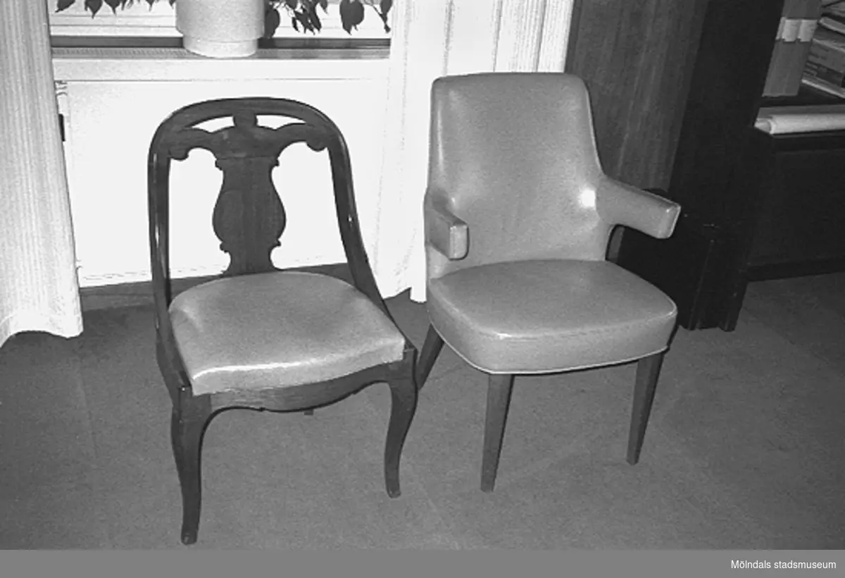 Två stolar i Mölndals stadshus, juni 1994. Den till vänster är en Lindomemodell som kallas "Göteborgsstolen".