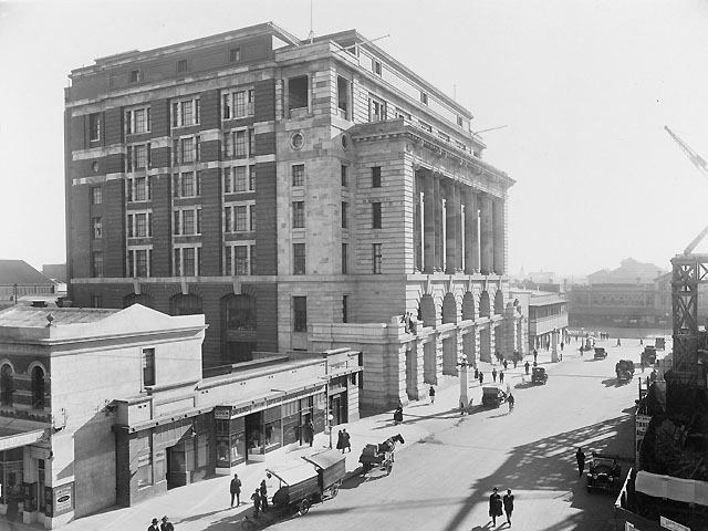 General Post Office i Perth, Australien, byggd 1923.

I bakgrunden järnvägsstationen.