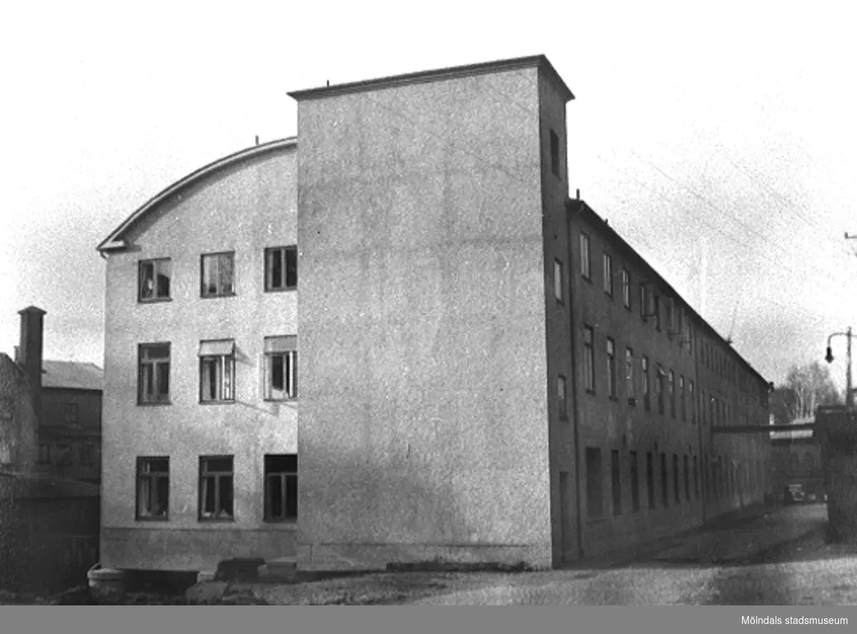 Vy österifrån på Viktor Samuelsons fabrik "Strumpan", omkring 1940. Till vänster om byggnaden rinner forsen och till höger Kvarnbygatan.