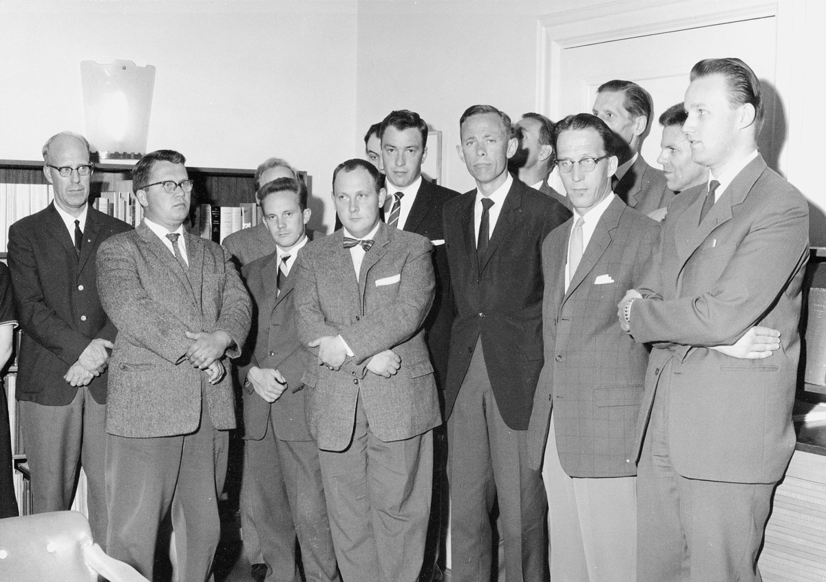 Uppvaktning för ett antal tjänstemän, på
Generalpoststyrelsens författningsbyrå, som fått sina tjänster höjda
fr.o.m. 30 juni 1961.