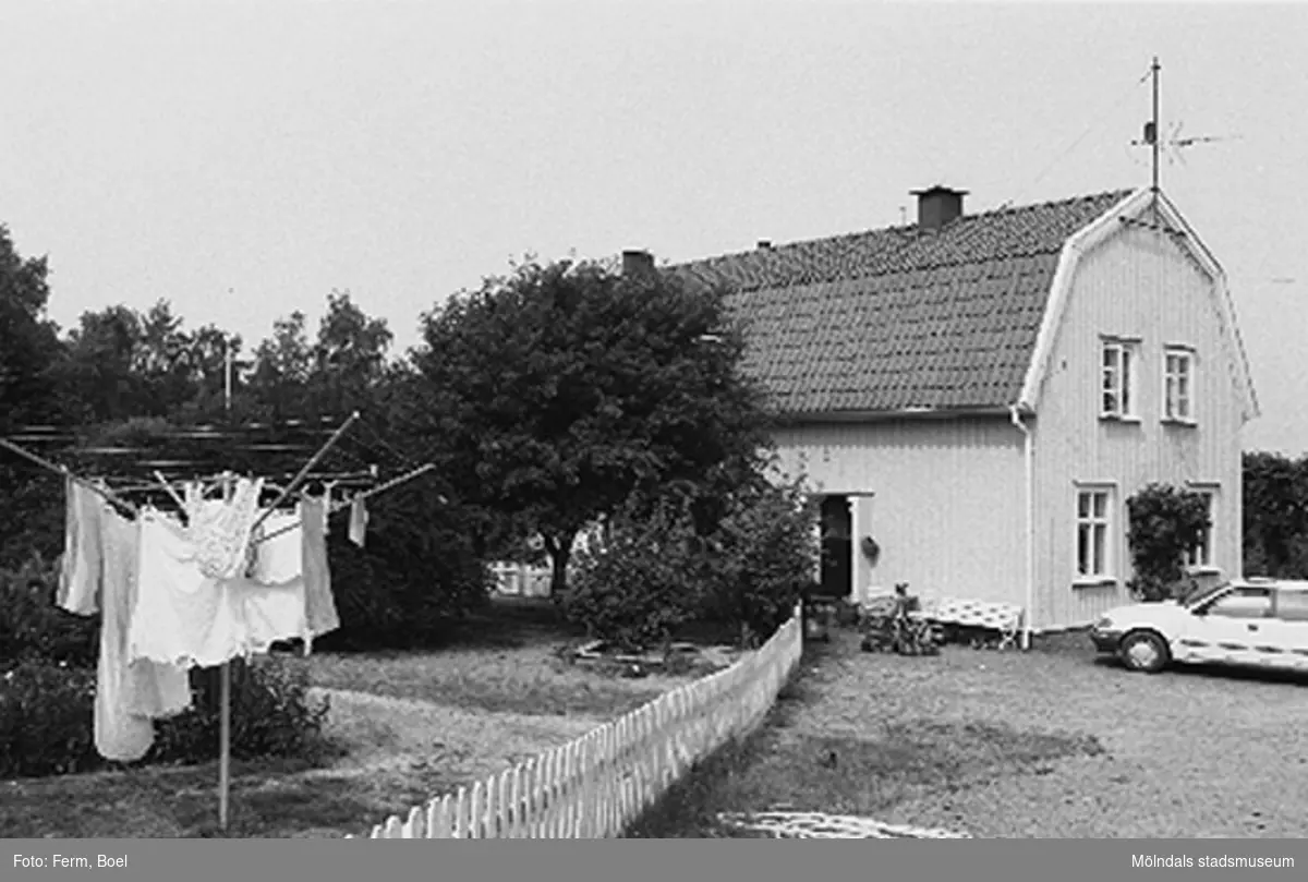 Bostadshus med bil och tvättställning. Lunnagården i Balltorp 1992-06-30.