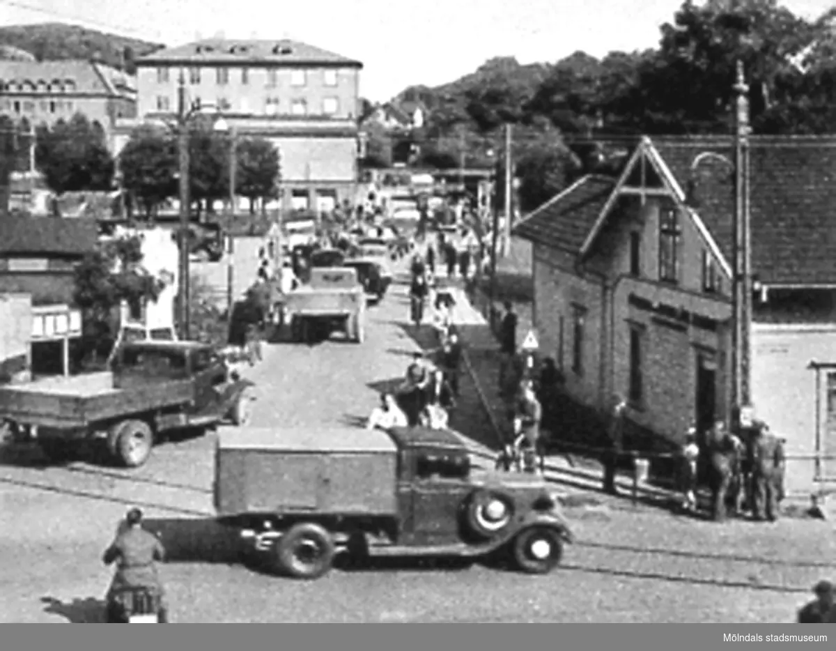 Mölndals bro, okänt årtal. I fonden till vänster skymtar Kvarnbyskolan (f.d. Centralskolan). Avfotograferad ur "Mölndal 1922 - 1947".