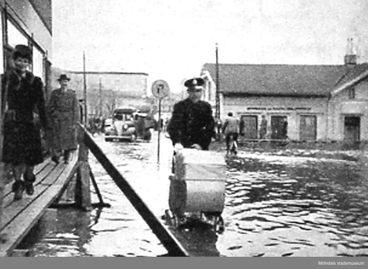 Översvämning vid Mölndalsbro, okänt årtal. Avfotograferad ur "Mölndal 1922 - 1947".