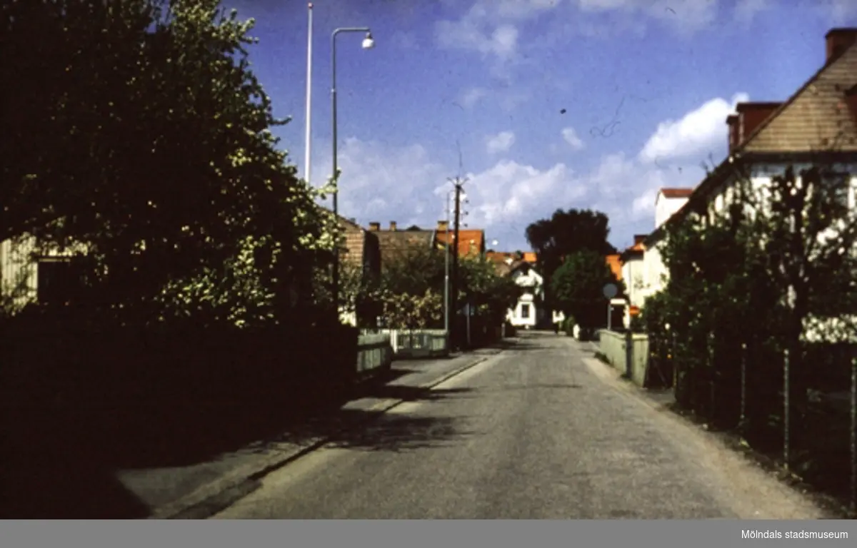 Bostadshus längs Villagatan i Mölndal, år 1971 - 1972.