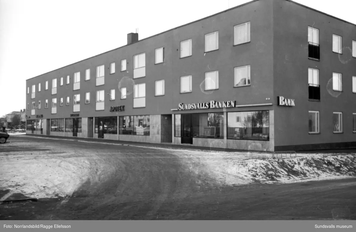 Exteriörbilder av läkarhuset i Skönsbergs centrum.