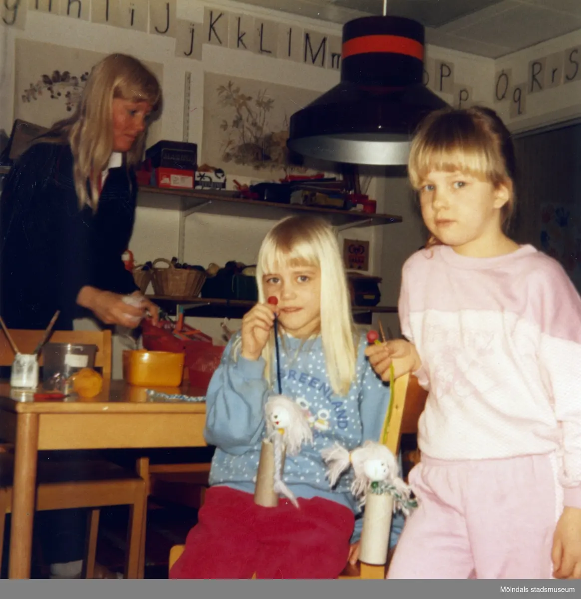 Dagisbarnens egna dockor. Dockteater hos Valås deltidsgrupp 1987-02-26. Fotografi ur album tillhörande Blanka Kaplan.