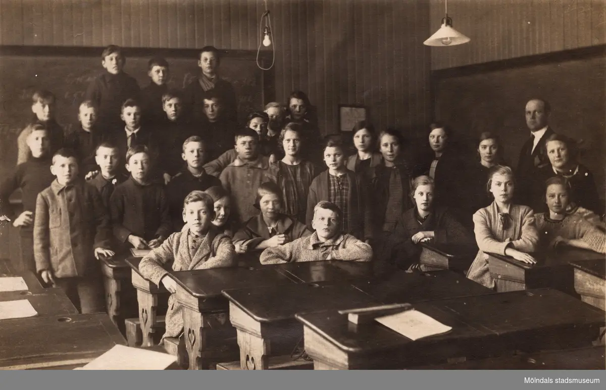 Skolfotografi, möjligen från Fässbergsskolan. Åke Börjesson, f. 1910, står i mitten längst bak.