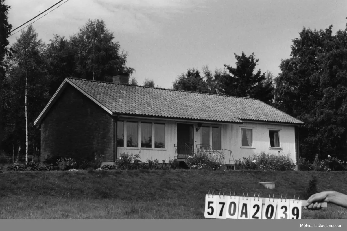 Byggnadsinventering i Lindome 1968. Annestorp (6:8).
Hus nr: 570A2039.
Benämning: permanent bostad.
Kvalitet: mycket god.
Material: rött tegel, trä.
Tillfartsväg: framkomlig.
Renhållning: soptömning.