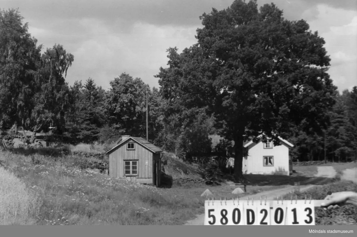Byggnadsinventering i Lindome 1968. Hassungared 3:16.
Hus nr: 580D2013.
Benämning: permanent bostad, ladugård och redskapsbod.
Kvalitet: mindre god.
Material: trä.
Tillfartsväg: framkomlig.
