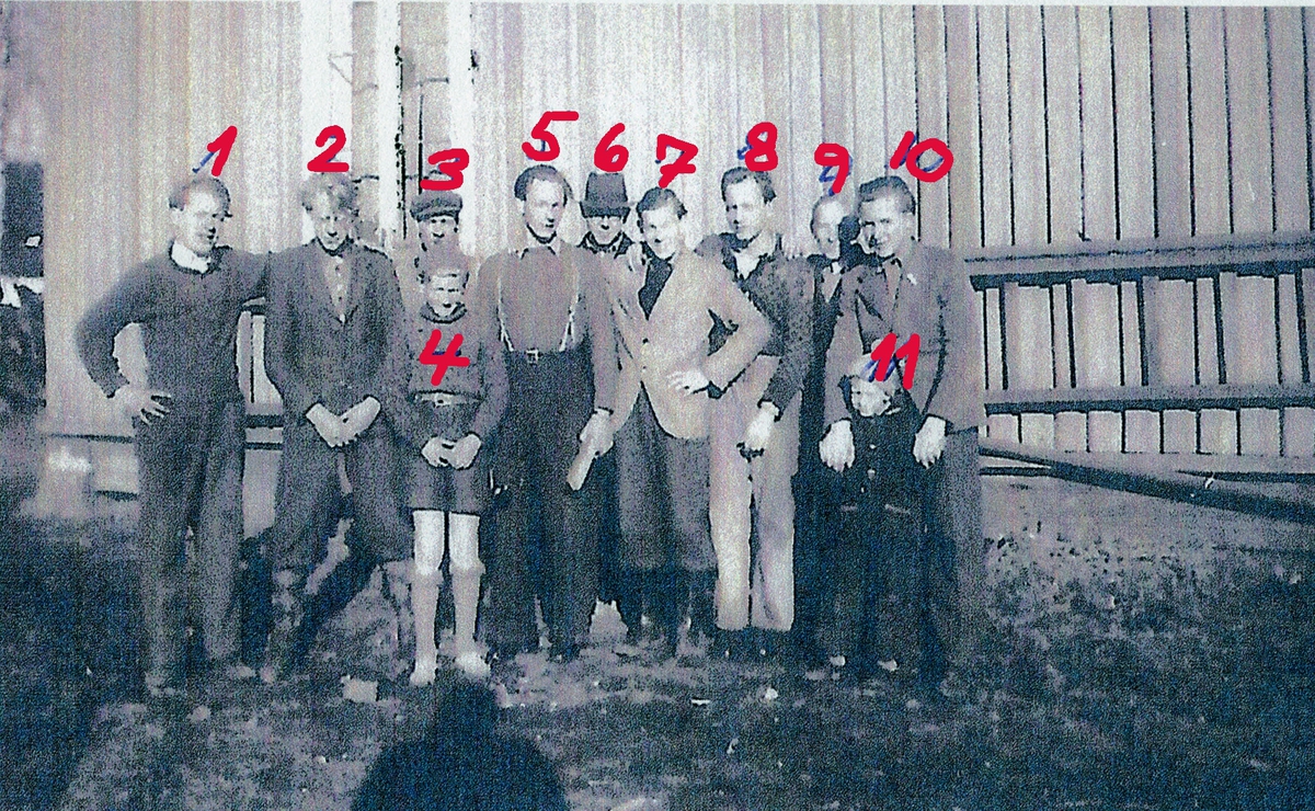 En gruppe unge menn utenfor Brandvoldboligen. 1945-1946.