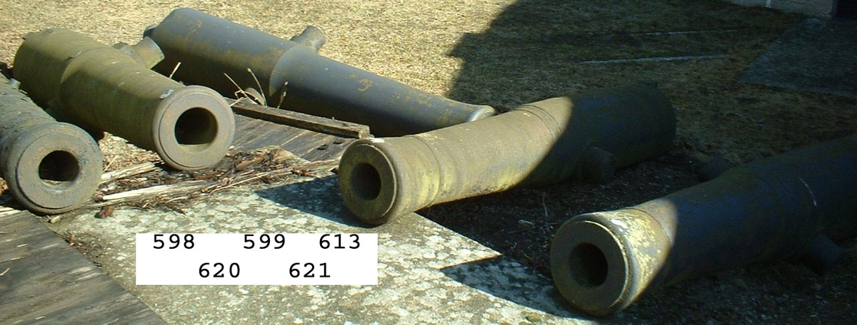 200 mm slätborrad framladdningsbombkanon av 103 kulors vikt, av gjutjärn. Kanonens gjut Nr 14. Märkt å ena tappen "ÅB", å den andra "1846".