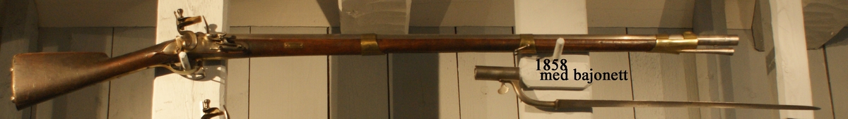 Gevär, m/1775, flintlås, märkt: C.A. med krona. Kolven av trä, pipa och mekanism av stål. Beslagen av metall. Laddstake av trä. Pipan slätborrad. Tillhörande stickbajonett.